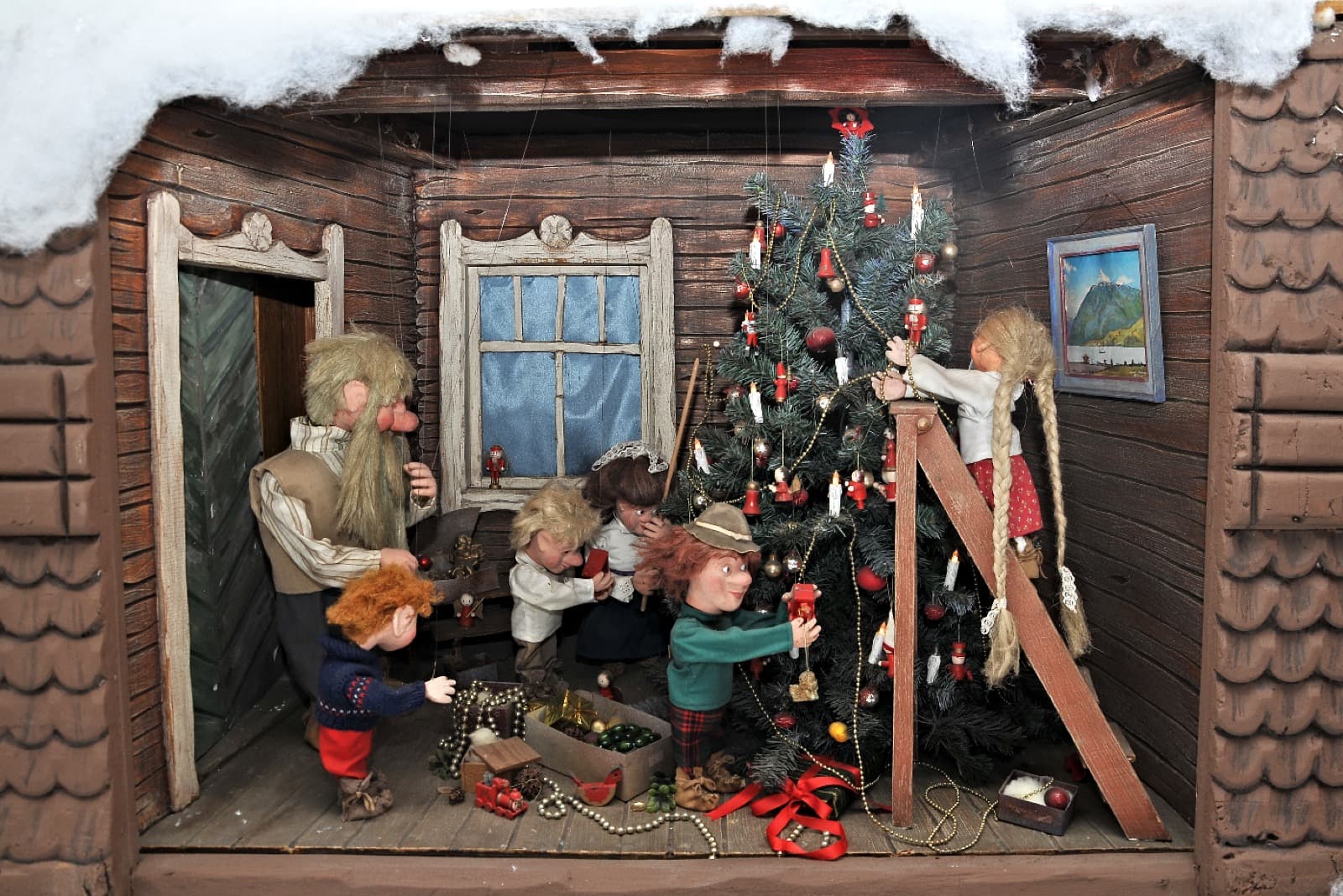Miniatur-Diorama: winterliche Stube mit geschmücktem Weihnachtsbaum