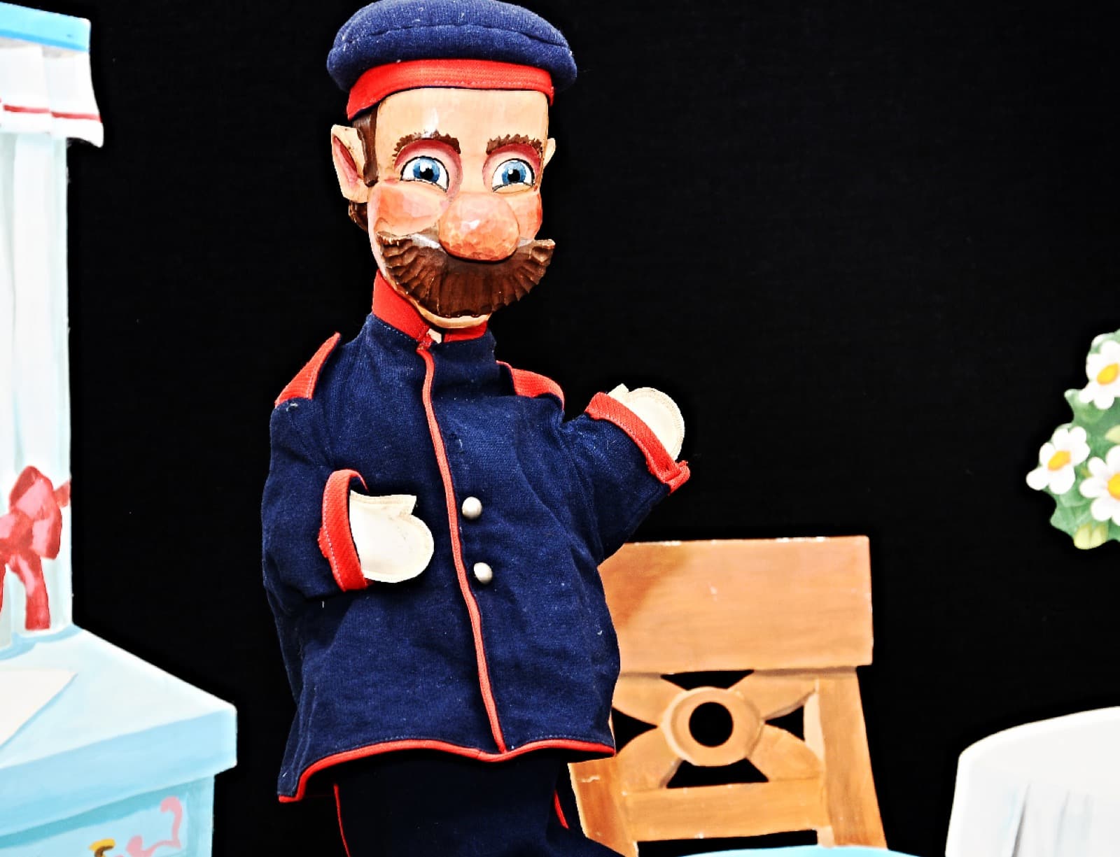 Handpuppe: Gendarm in blauer Uniform