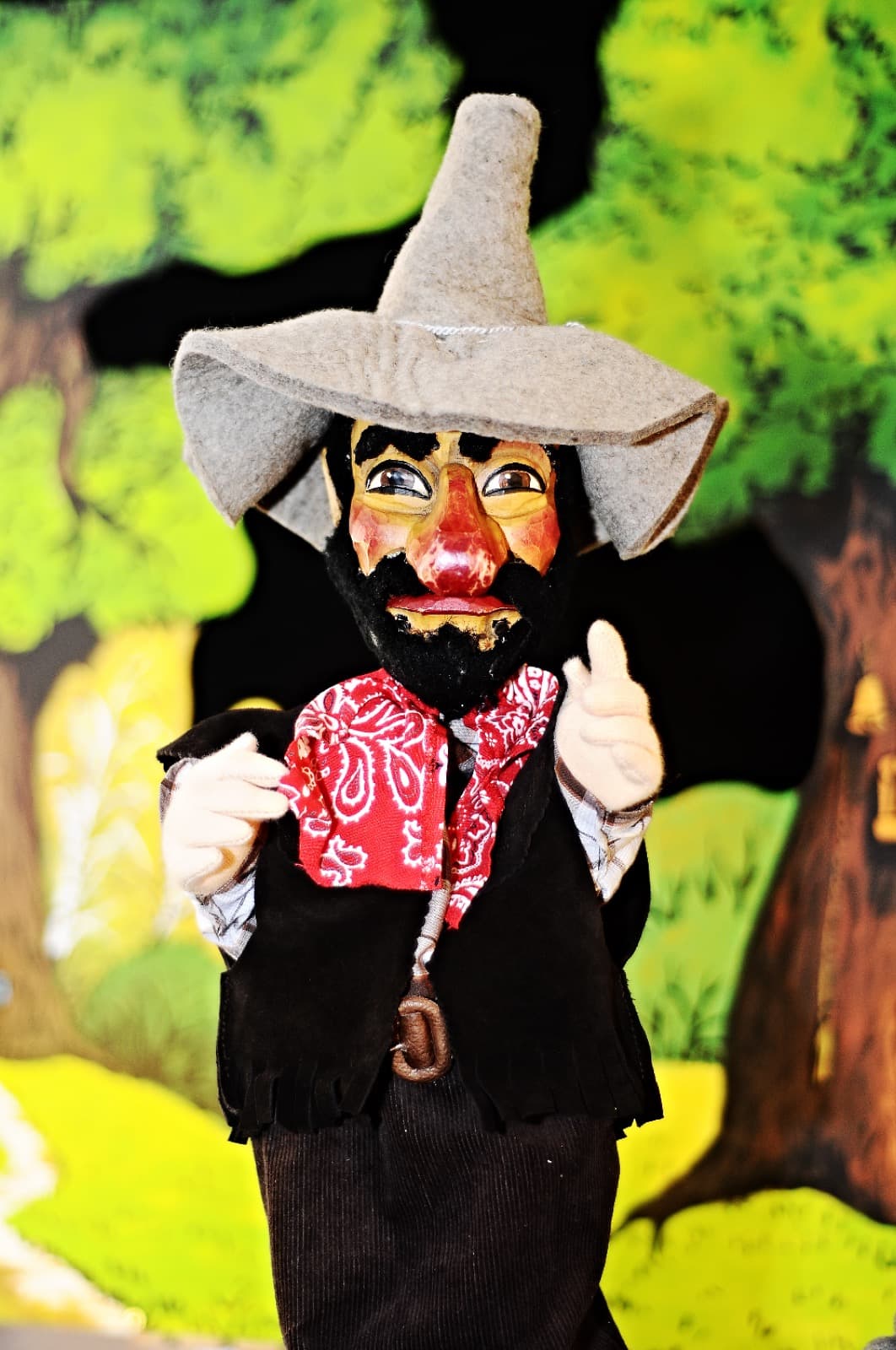 Handpuppe: Räuber mit Hut und Halstuch