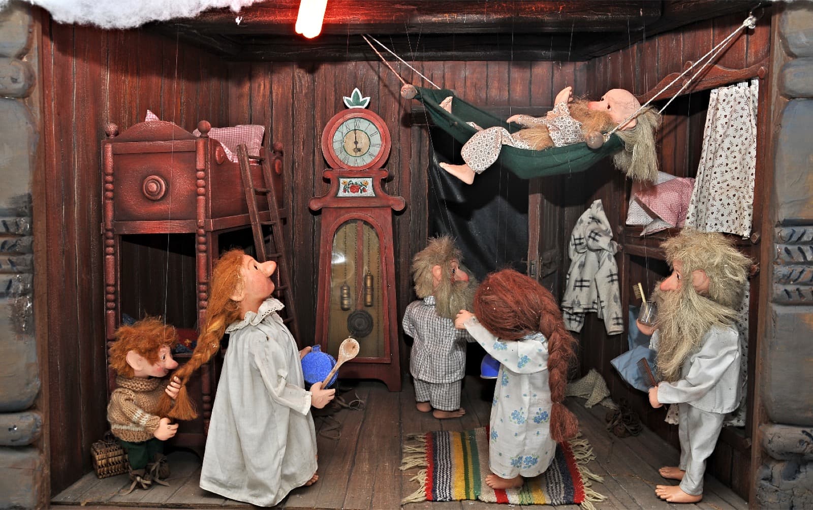 Miniatur-Diorama: Kinderstube mit Hängematte und Etagenbett