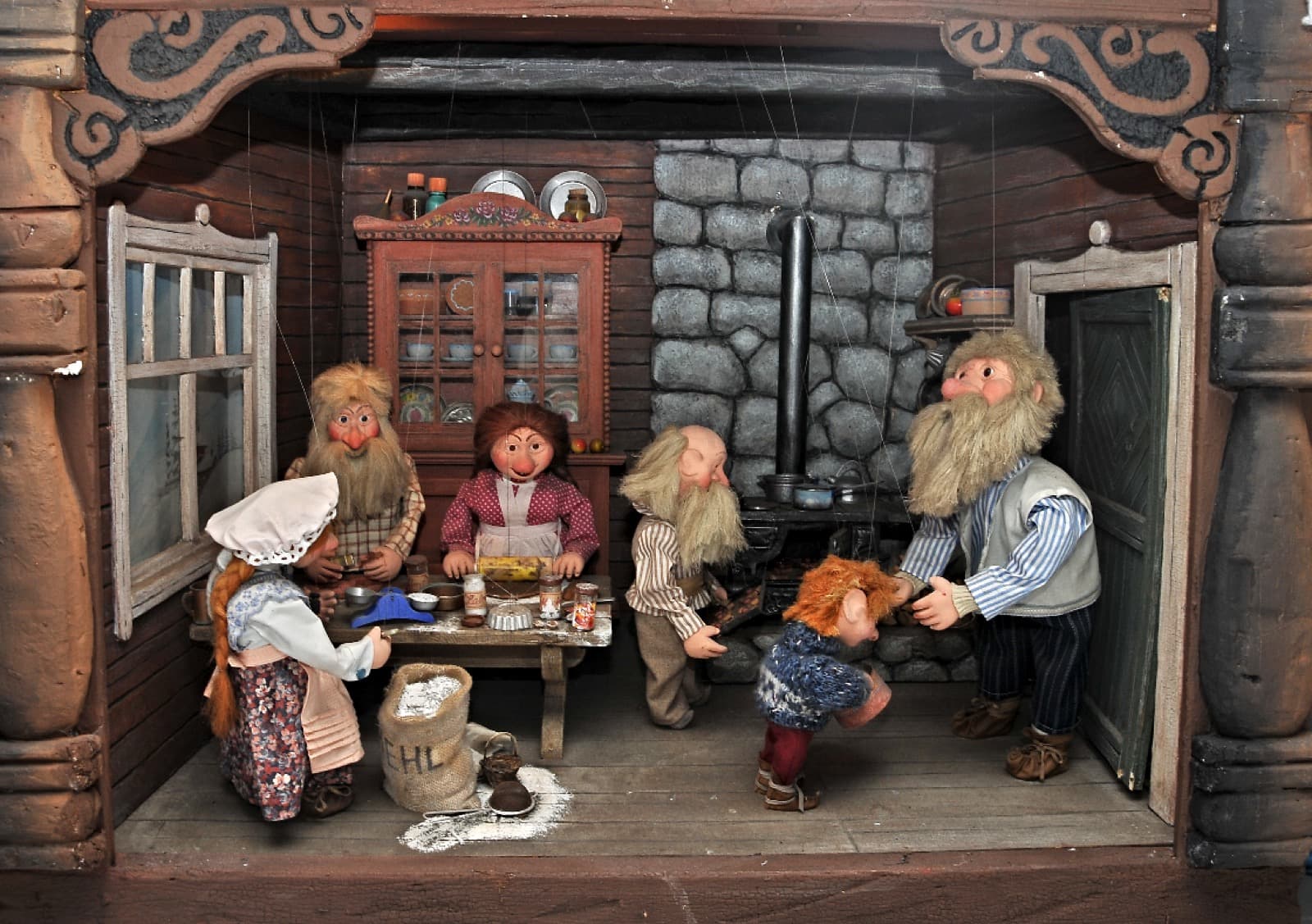 Miniatur-Diorama: Zwerge beim Mahl an der Tafel