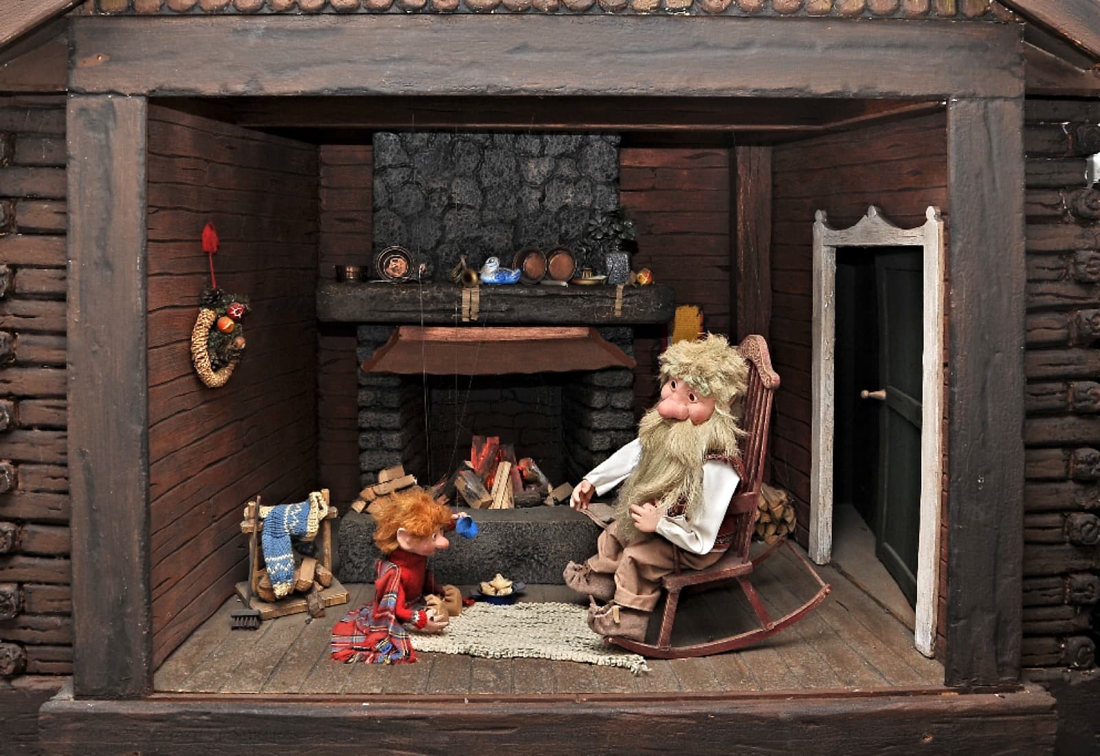 Miniatur-Diorama: Stube mit Kamin und Schaukelstuhl
