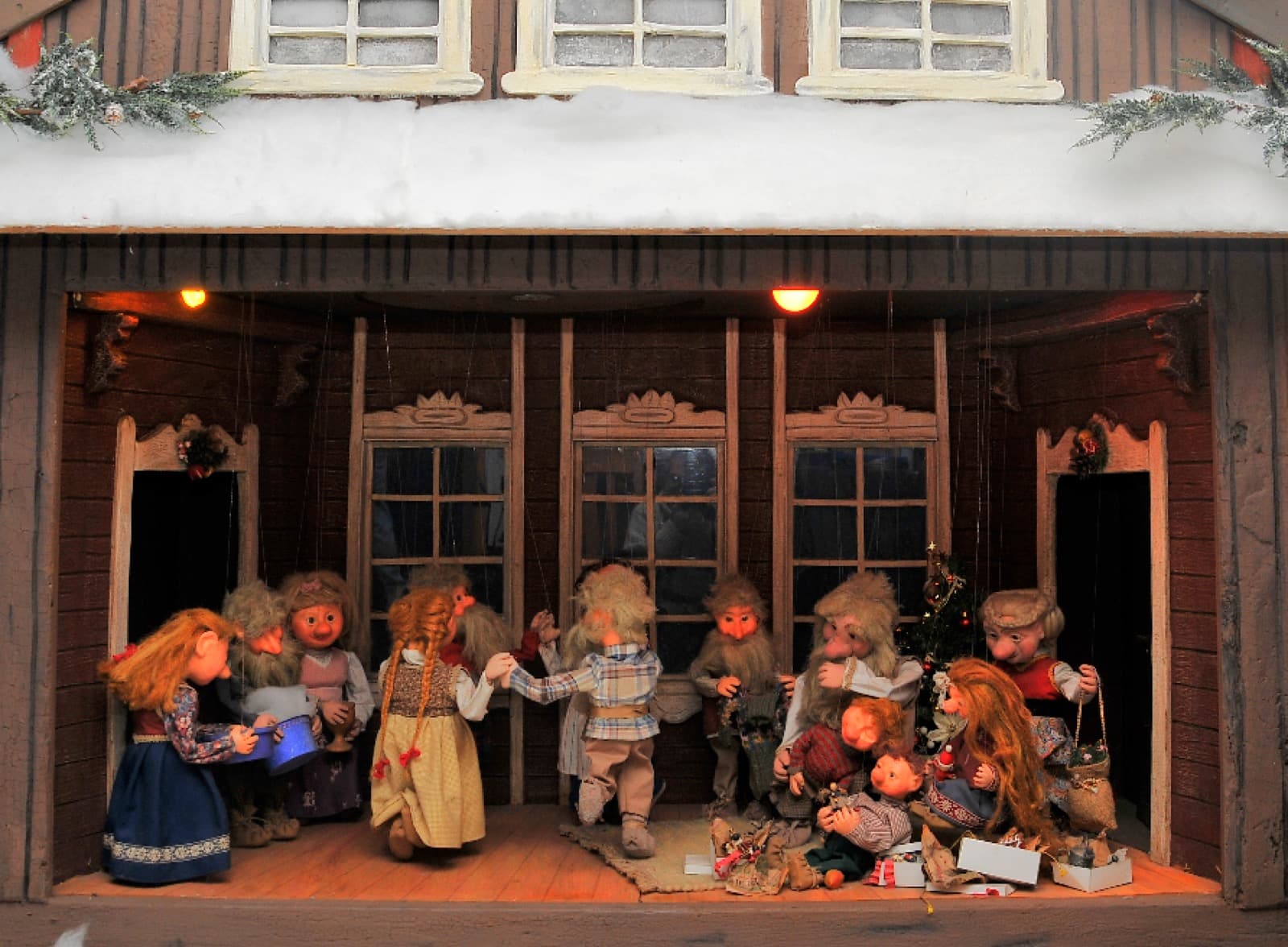 Miniatur-Diorama: herbstliche Szene mit Kürbissen vor dem Holzhaus