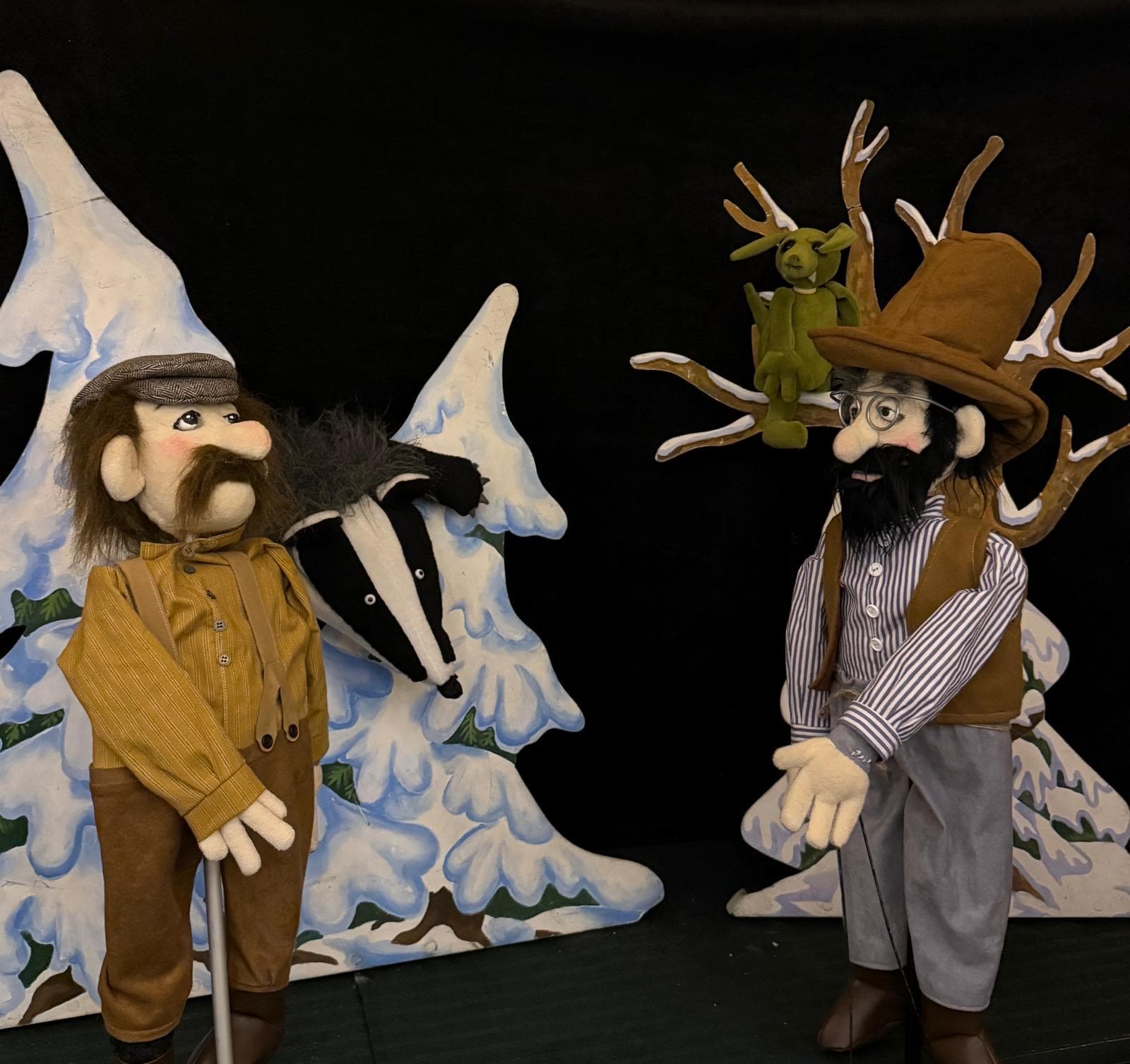 Stabpuppen: winterliche Waldszene mit Dachs