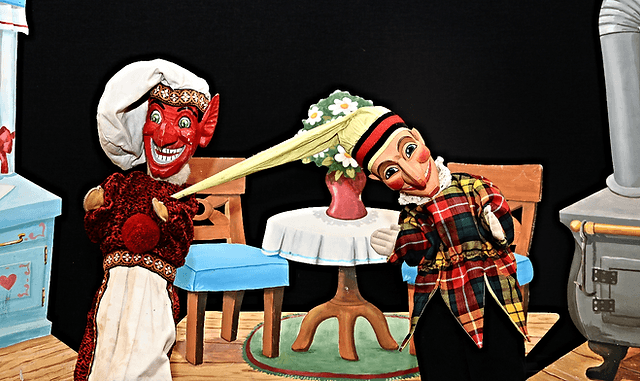 Puppenspiel von Welt der Puppen: zwei Handpuppen spielen eine Szene auf der Bühne